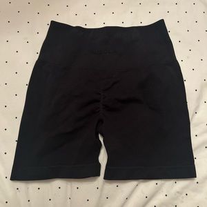 Aurola camo black butt scrunch shorts